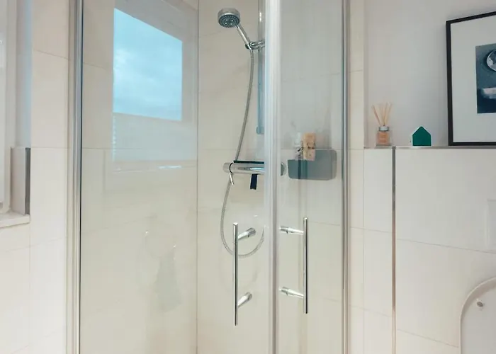 Nahe Messe - Privates Gästezimmer Mit Bad In Einer * Köln