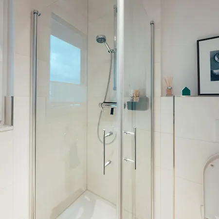 Nahe Messe - Privates Gaestezimmer Mit Bad In Einer * Cologne